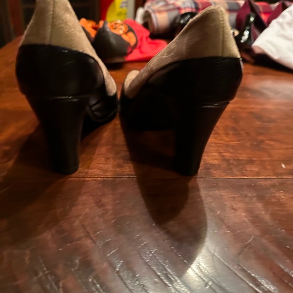 Beautiful suede Aerosole pumps with heel. - Picture 2 of 5